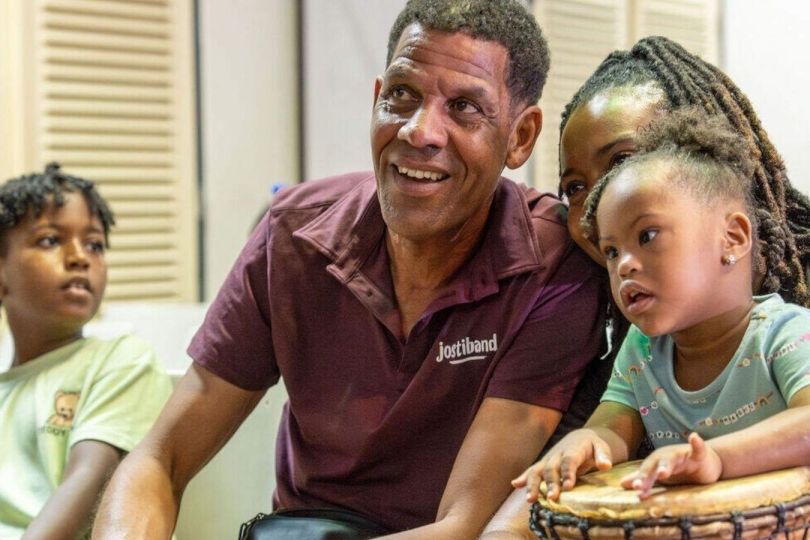 De Jostiband brengt muziek en plezier naar Curaçao