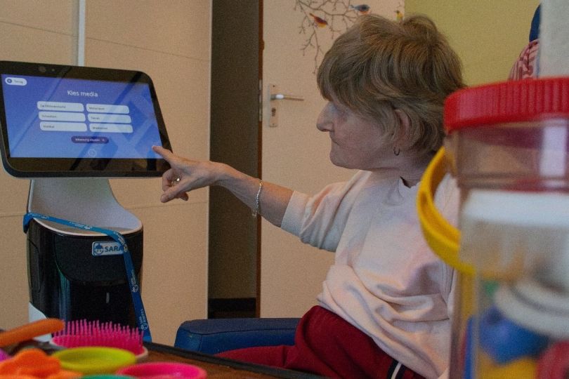 Onderzoek naar het effect van de sociale robot op de zorgprofessional en de cliënt