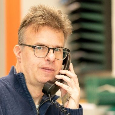 Bij dagbesteding Het Palet in De Lier is Leon receptionist, horecamedewerker en kunstenaar in één!