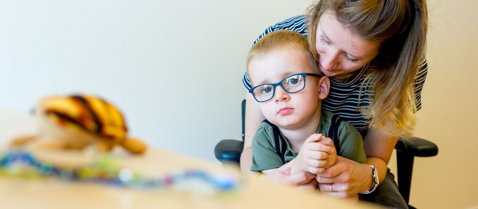 Jongetje en begeleider klappen samen in de handen