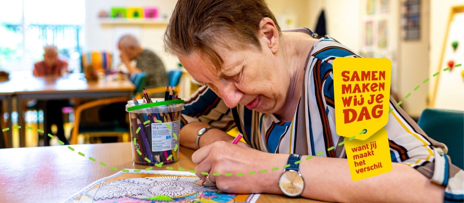 vrouw die op de dagbesteding aan het kleuren is