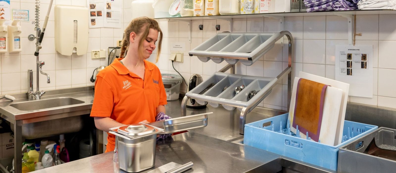 Een medewerker aan het werk bij Basalt in Delft