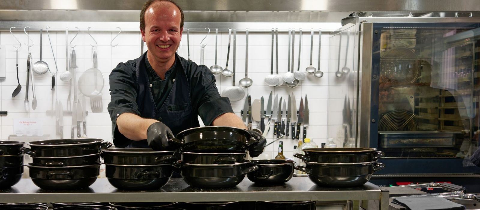 Medewerker aan het werk in de keuken van dagbesteding De Bollaarshoeve