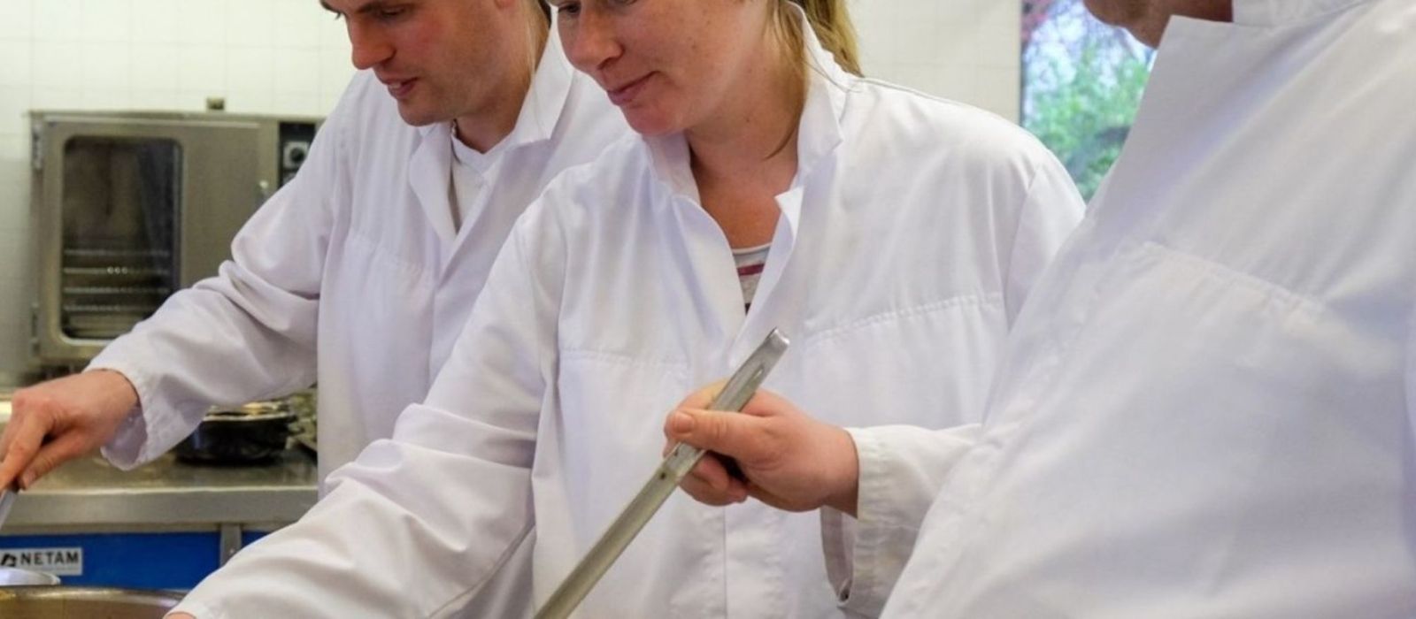 Mensen die aan het koken zijn bij dagbesteding Eigenbereid