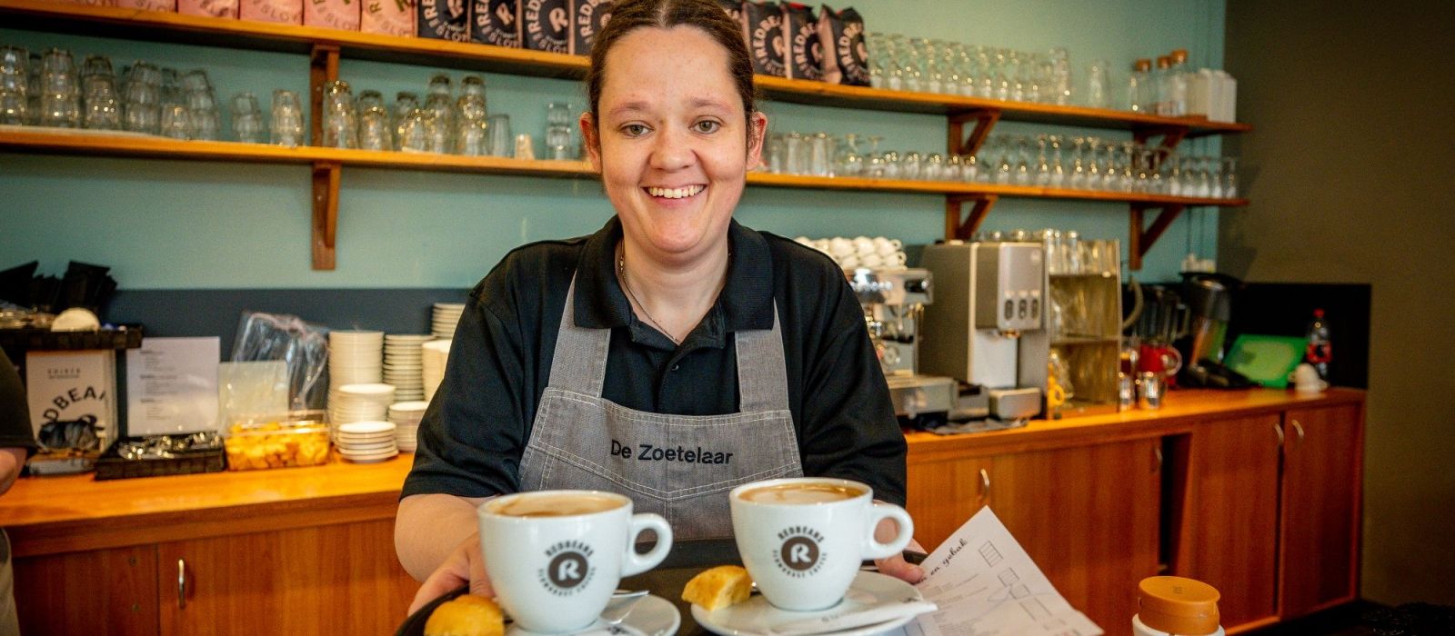 Koffie serveren bij dagbesteding de Zoetelaar