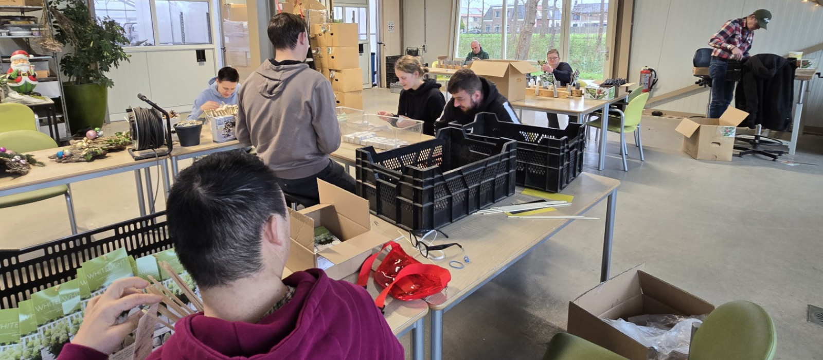 Medewerkers van dagbesteding De Kas aan het werk