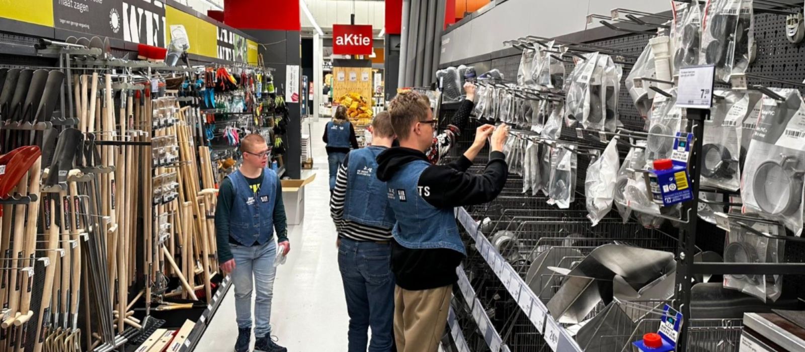 Jongeren van dagbesteding De Kolibrie aan het werk