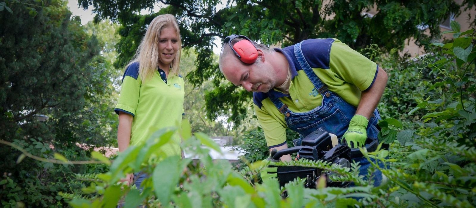 Medewerker van de Klussendienst Spijkenisse aan het werk