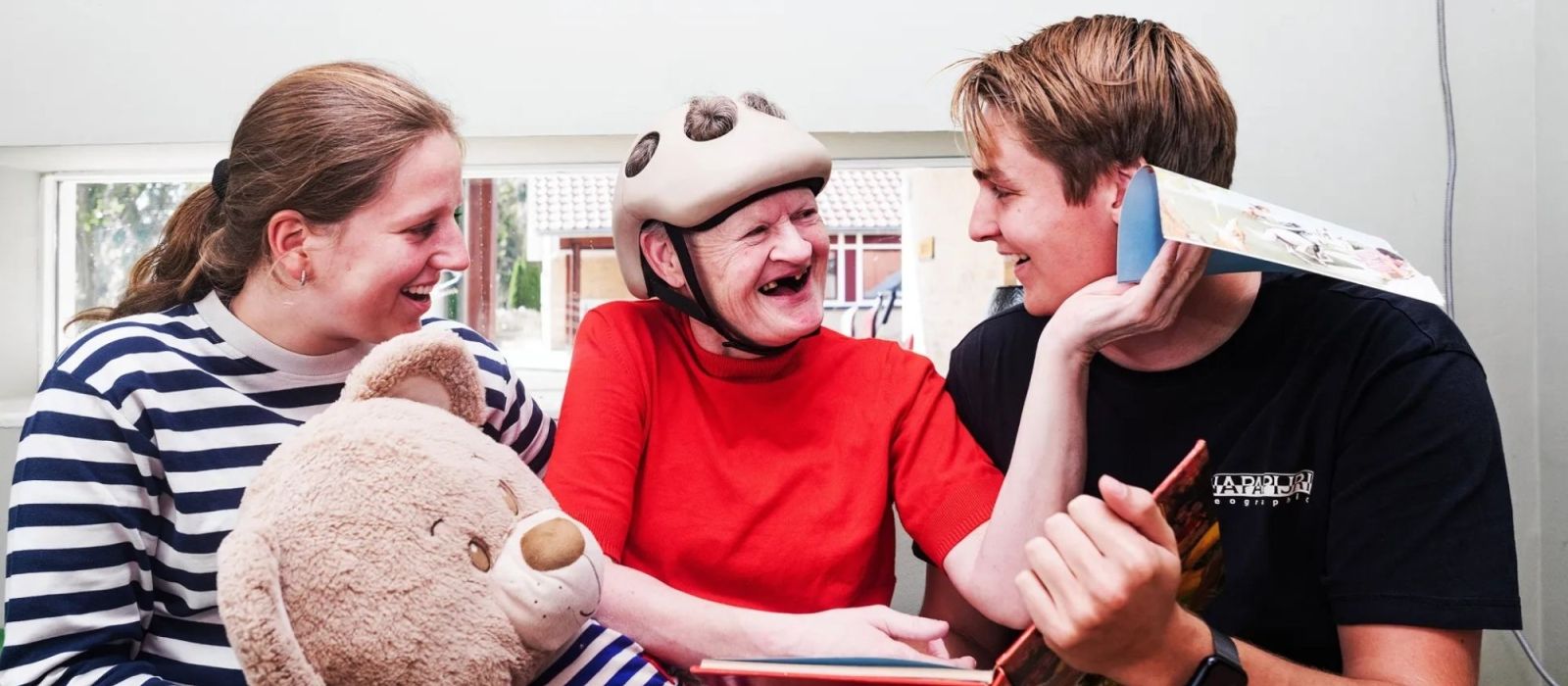 Begeleiders Douwe Konijn en Maud Kramer met de zwaar meervoudig gehandicapte Nelly van Meijeren in zorginstelling Ipse de Bruggen in Zwammerdam. Foto Mona van den Berg