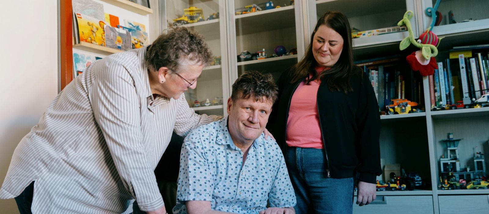 Cliënt Dick samen met zijn begeleider Jolijn en zus Gea. Gefotografeerd voor het artikel in trouw over de Gehandicaptenzorg.