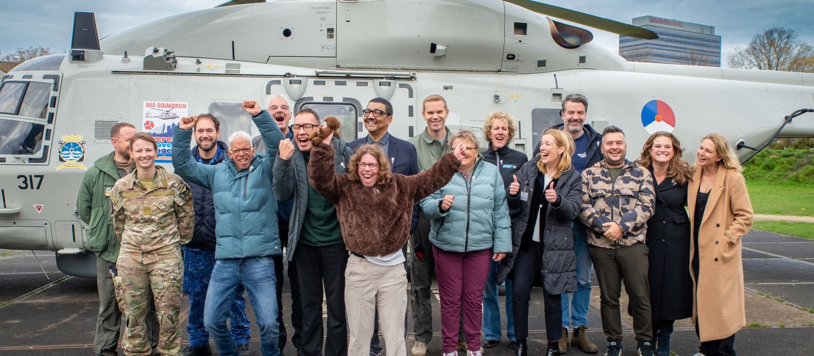 Groepsfoto van de vrolijke leden van de Jostiband