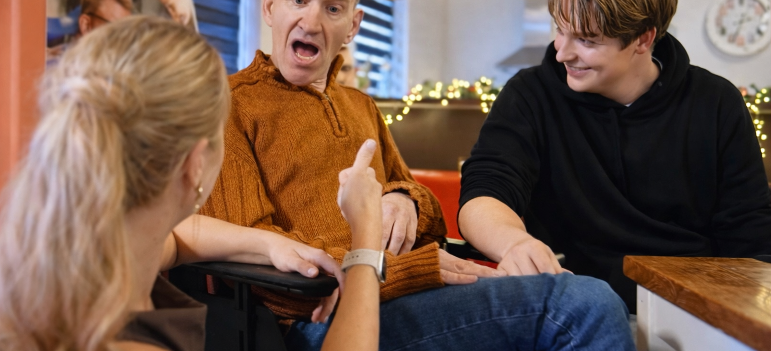 Een zangeres staat naast een cliënt van Ipse de Bruggen met begeleider