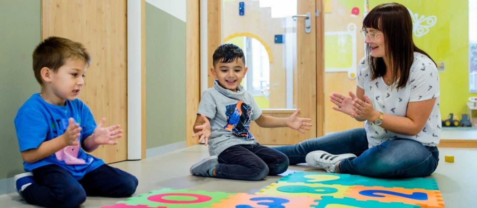 Spelende kinderen onder begeleiding
