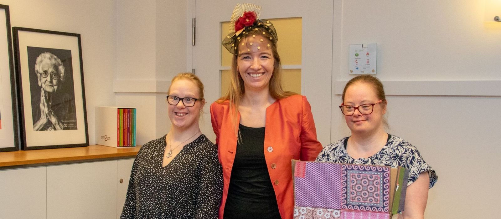 Overhandiging van het hoedje aan demissionair staatssecretaris Nicky Pouw-Verweij