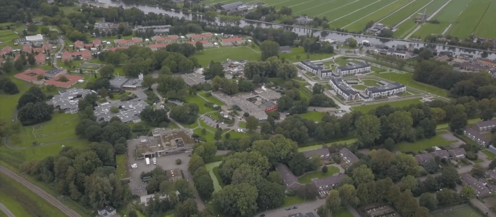 Een van de landgoederen van Ipse de Bruggen van bovenaf gefotografeerd