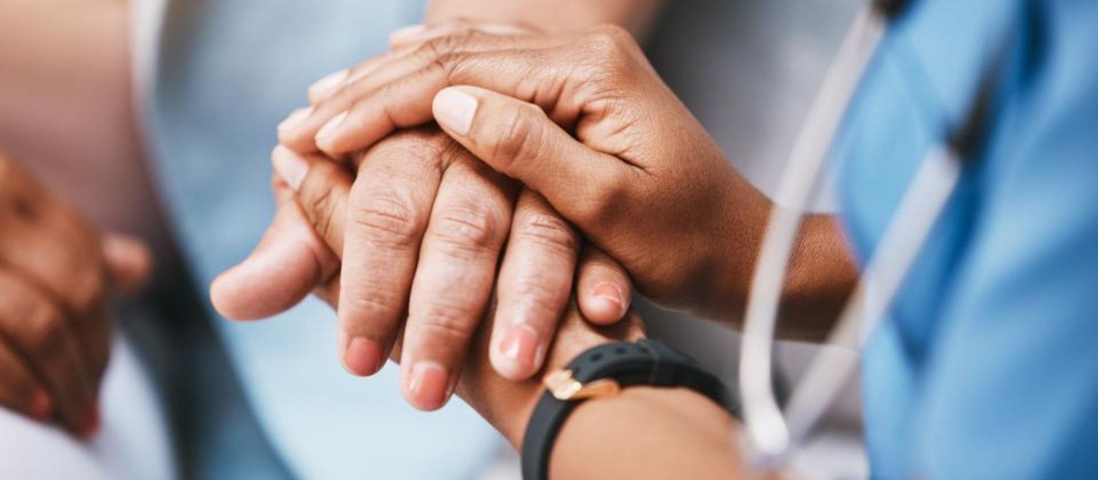 twee mensen houden elkaars hand vast