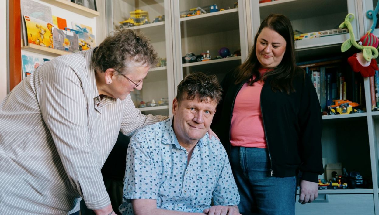 Cliënt Dick samen met zijn begeleider Jolijn en zus Gea. Gefotografeerd voor het artikel in trouw over de Gehandicaptenzorg.