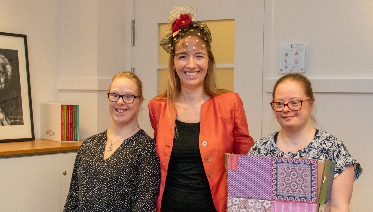 Overhandiging van het hoedje aan demissionair staatssecretaris Nicky Pouw-Verweij