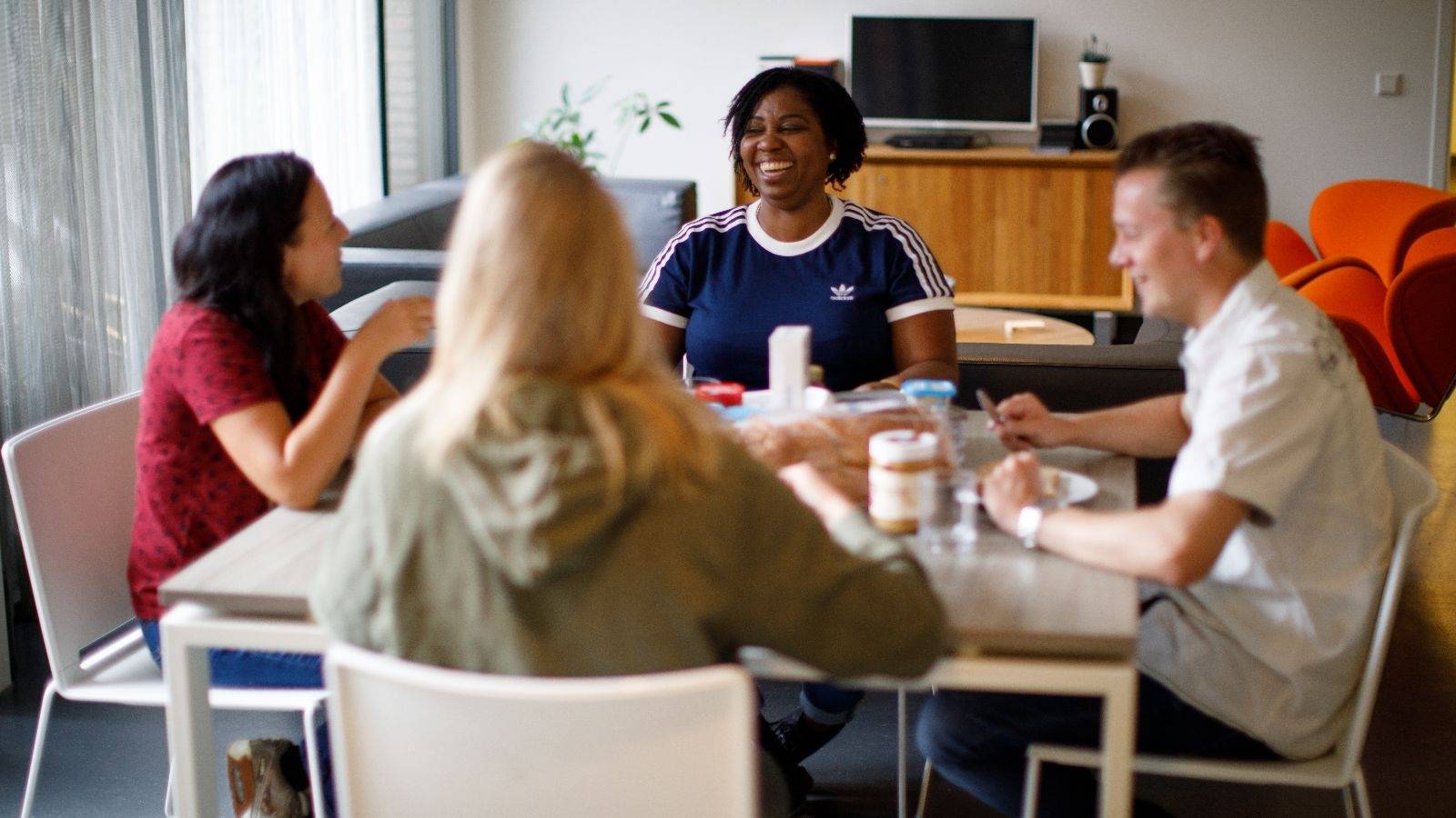 Samen eten aan tafel