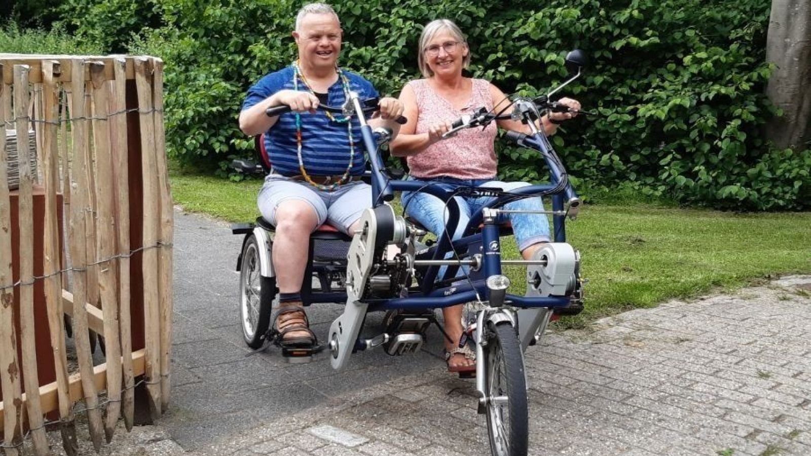 cliënt van dagbesteding Bever Eekhoorn samen met een begeleider op de duo fiets