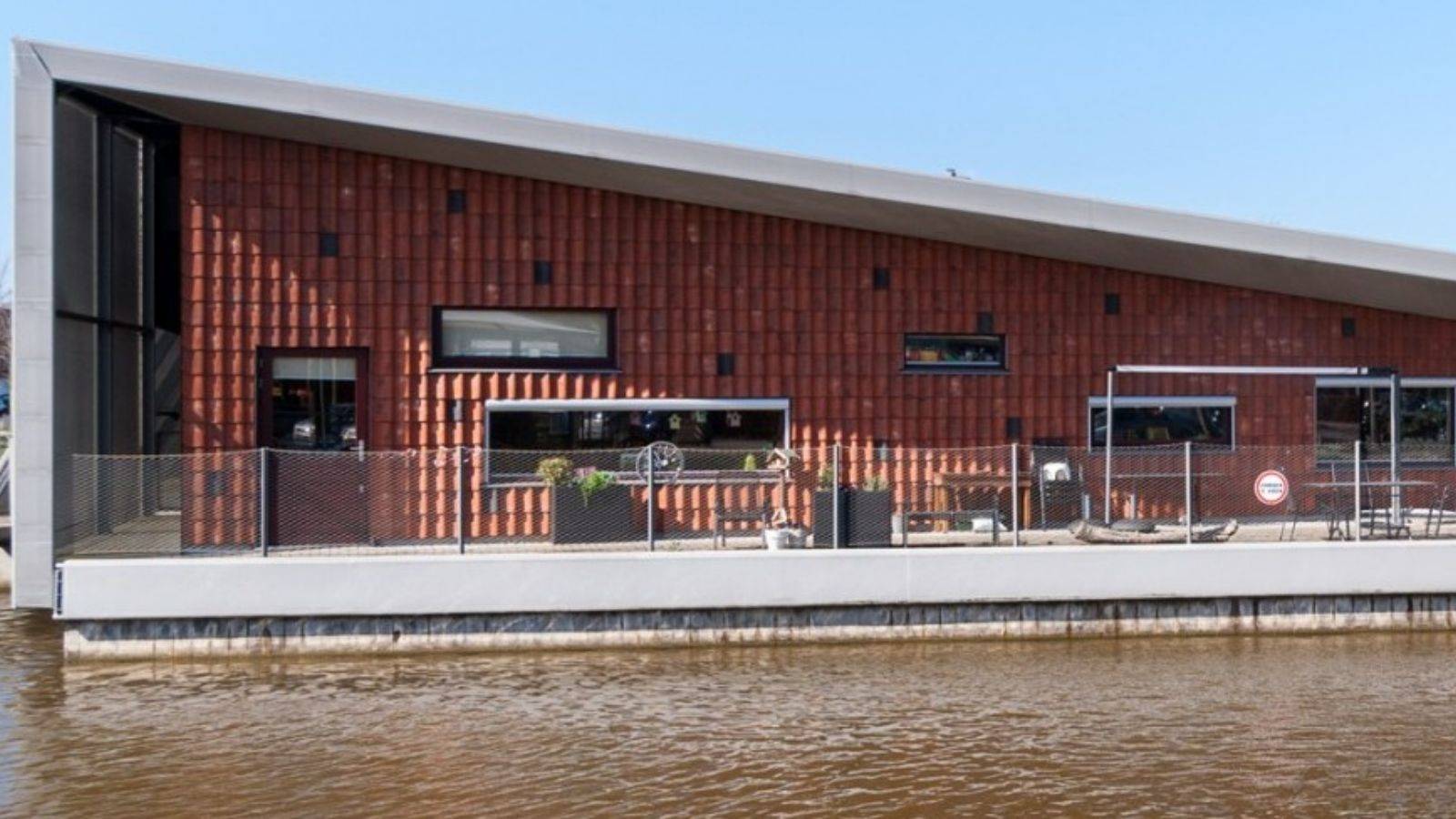 Gebouw met terras dagactiviteitencentrum het Eiland in Nootdorp