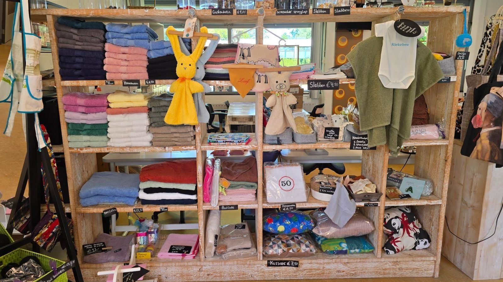 kast met spullen die worden verkocht bij winkel Het Knooppunt