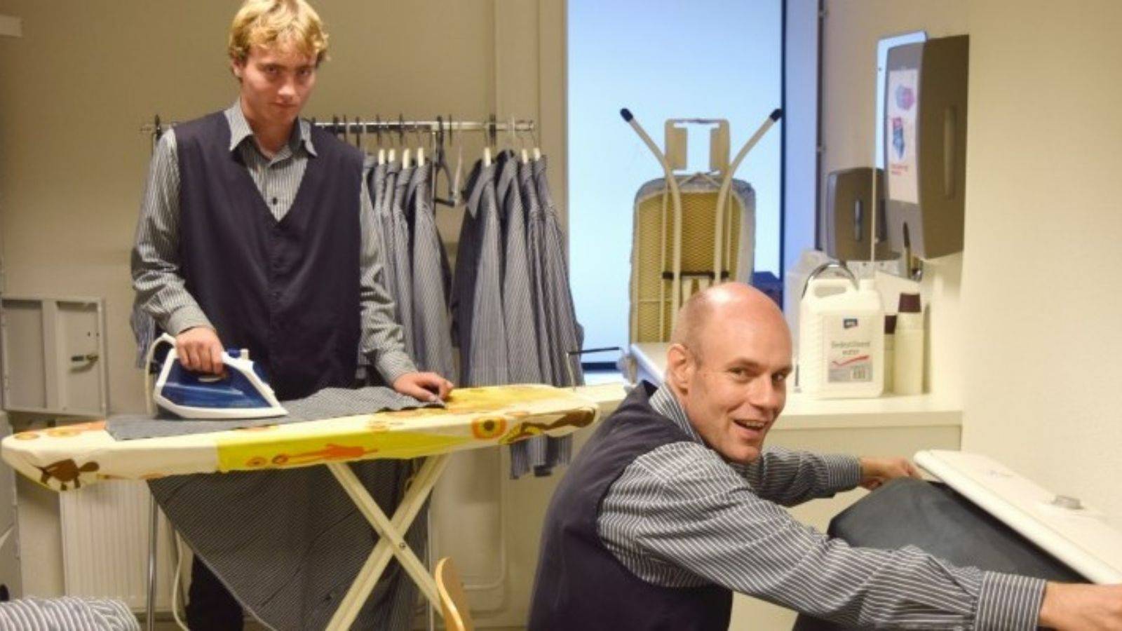 Cliënten strijken bij de Restaurant en servicegroep Ipse de Bruggen in Zoetermeer