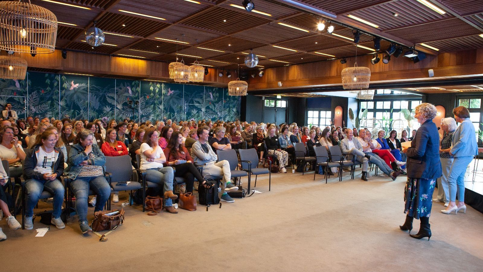 De volle zaal tijdens het Symposium