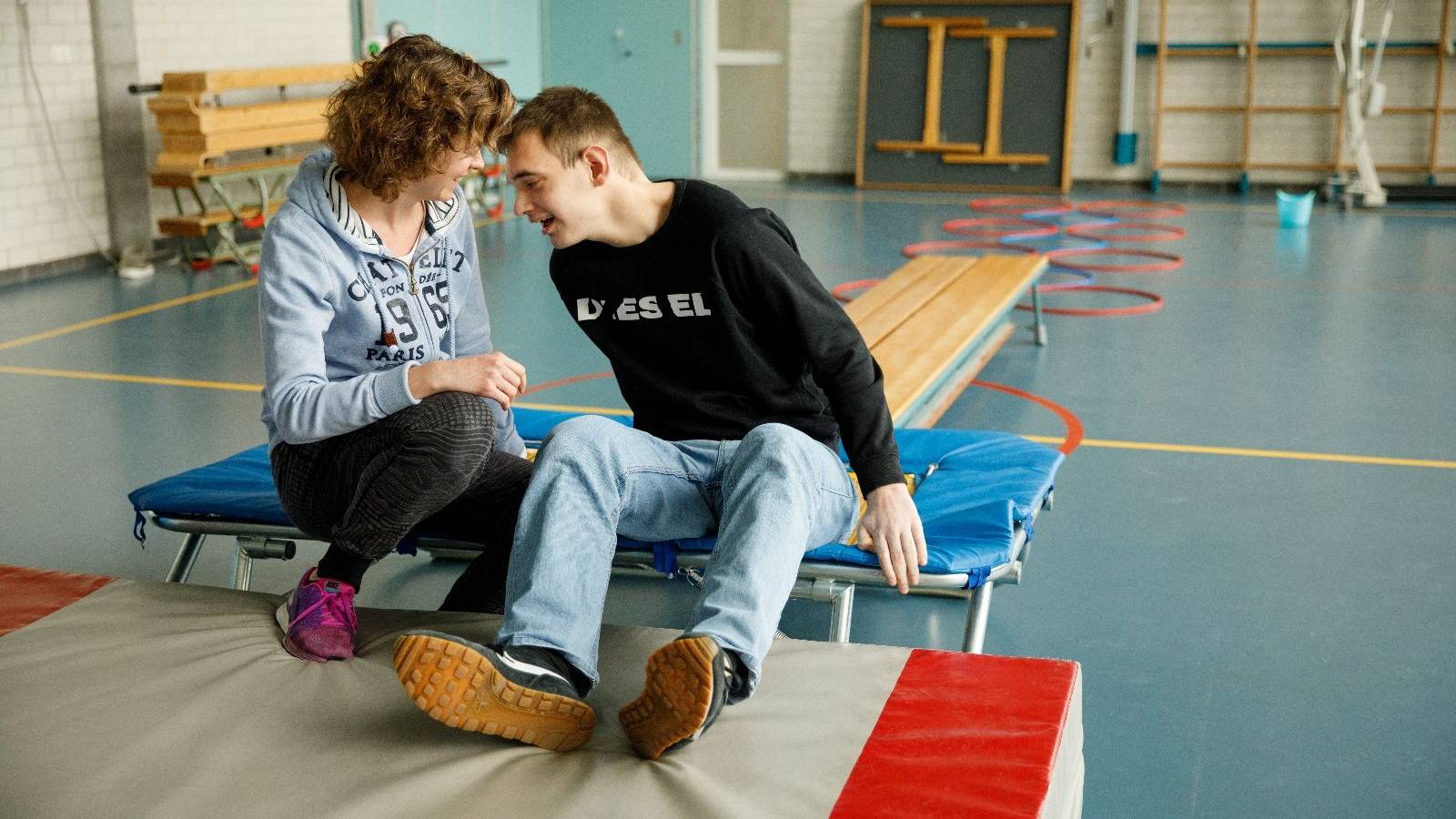 Begeleider met cliënt in de gymzaal