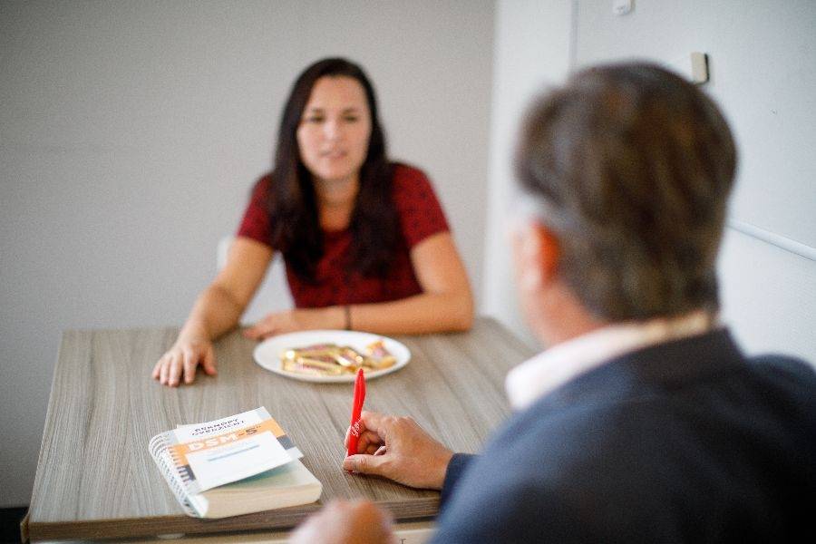 In gesprek met een begeleider bij Klinisch Centrum Nootdorp