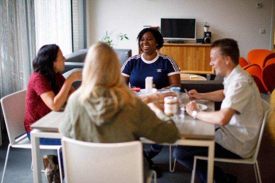 Samen eten aan tafel bij Klinisch Centrum Nootdorp