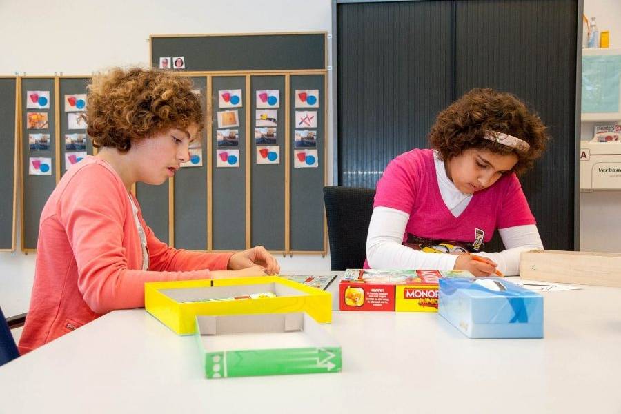 Meisjes tekenen en spelen een spelletje bij GONS Zoetermeer