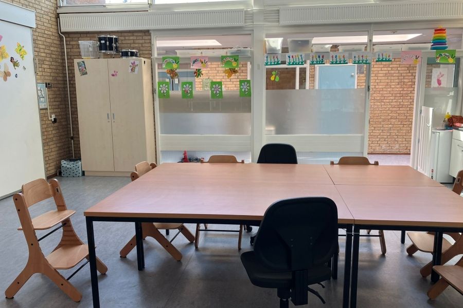 Eettafel binnen van het Kinderdienstencentrum Bunderbos