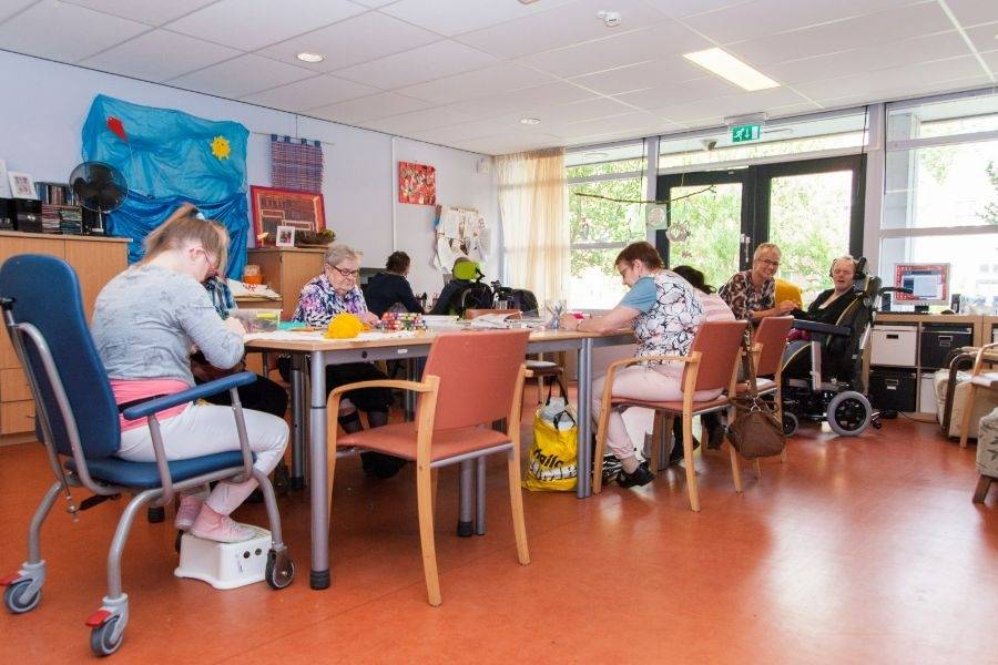 Lokaal met cliënten dagcentrum Paardenmarkt in Delft