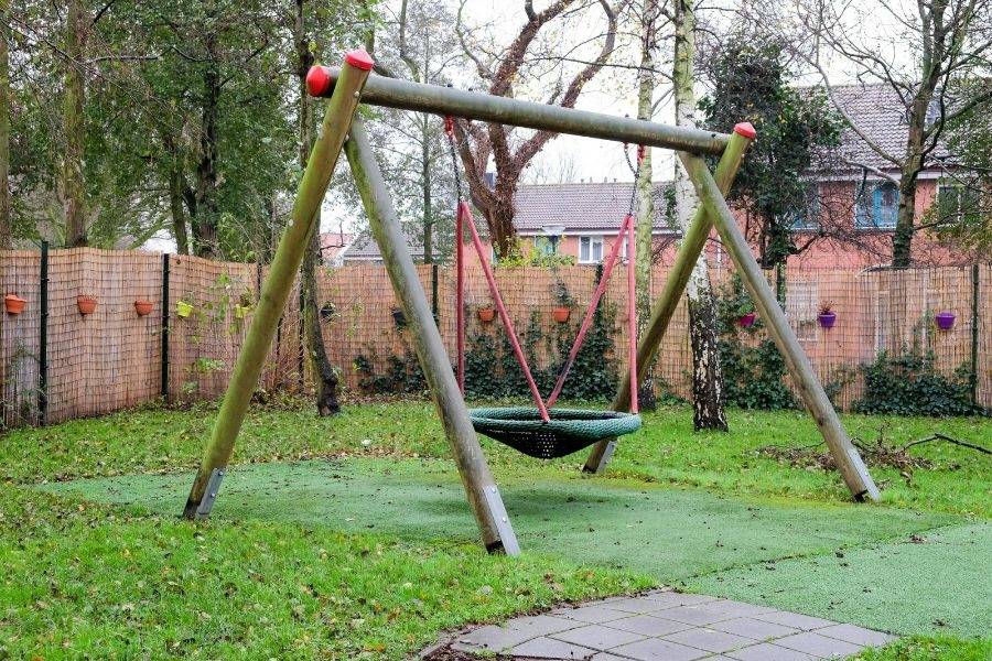 Schommel in de tuin van workhome De Bever in Vlaardingen