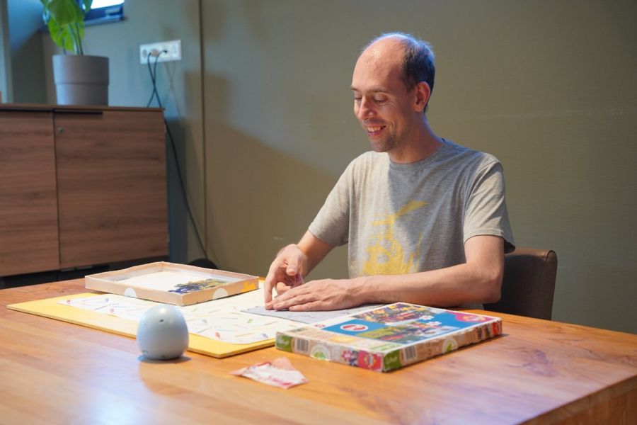 Cliënt met een bordspelletje
