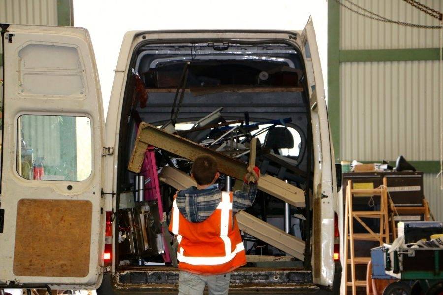 Cliënt maakt bus leeg van dagbesteding De Loods in Zwammerdam
