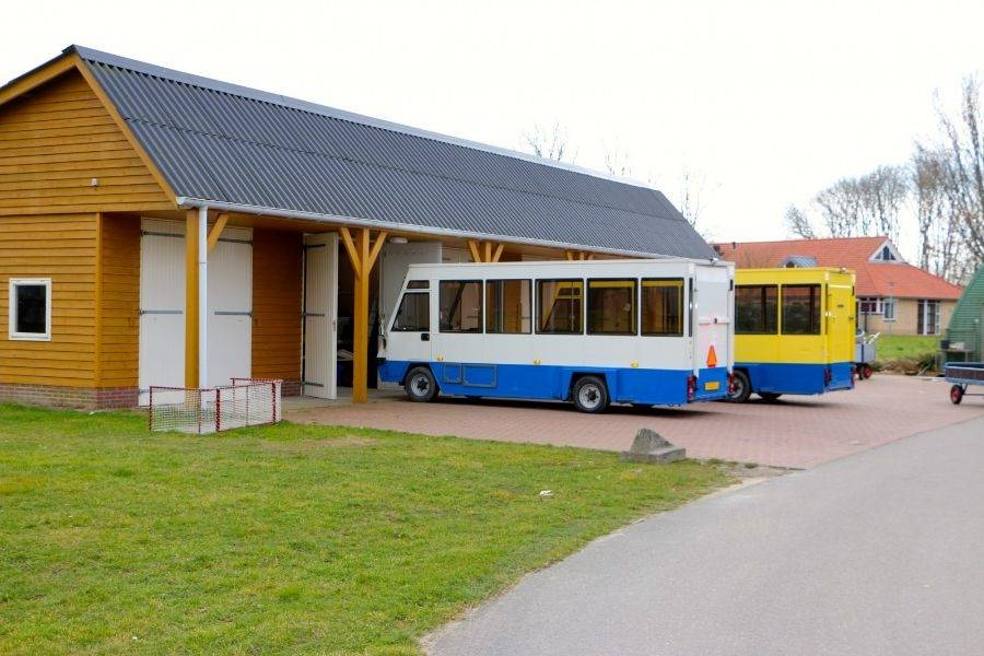 De werkbussen van dagbesteding De Loods in Zwammerdam