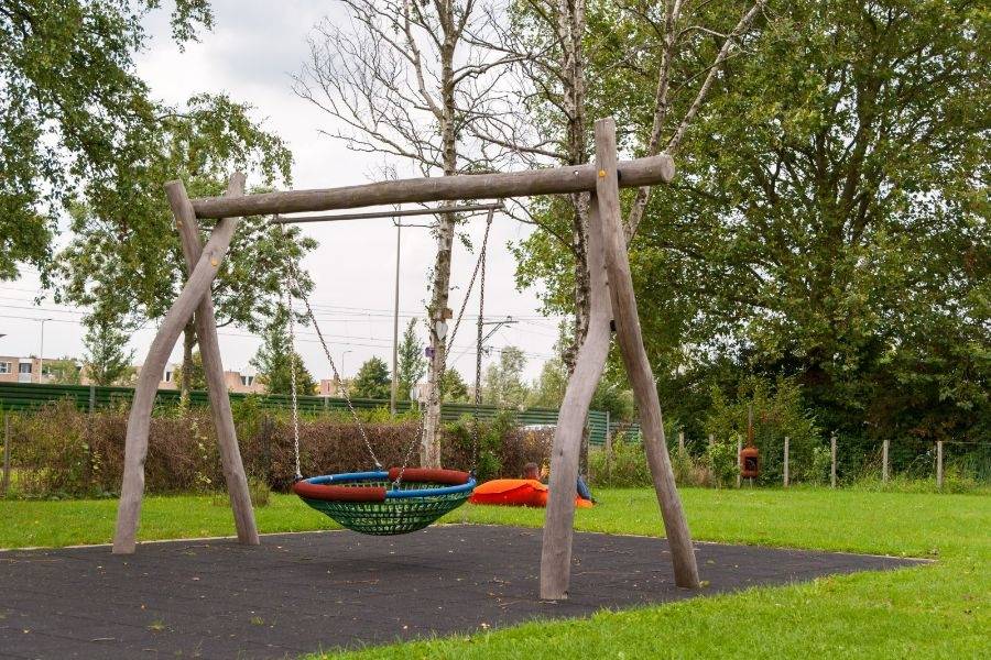 Tuin met schommel dagbesteding Woutershof in Alphen aan den Rijn