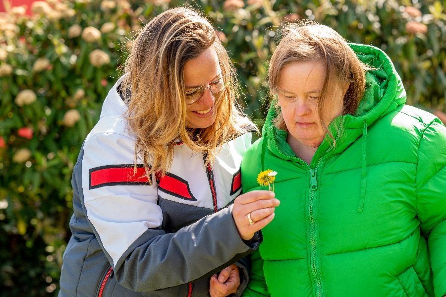 Bloemen kijken bij dagcentrum Woutershof in Monster