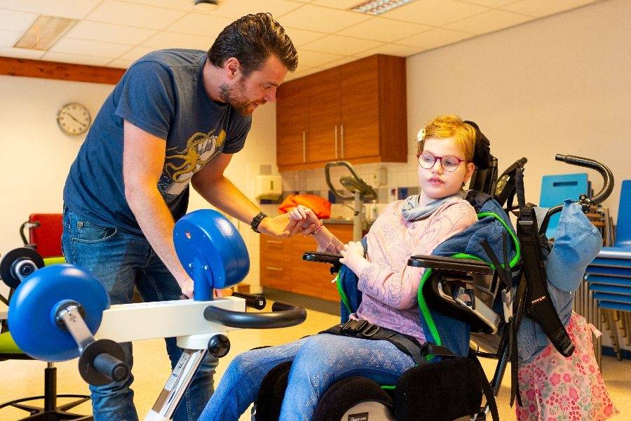 Cliënt samen met de fysiotherapeut bij dagcentrum De Woutershof