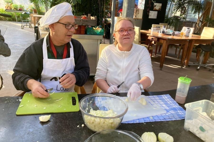 Uien snijden bij dagbesteding Beo-tuin in Nootdorp