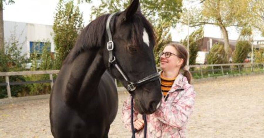 cliënt van beschut werken in delft met een paard samen