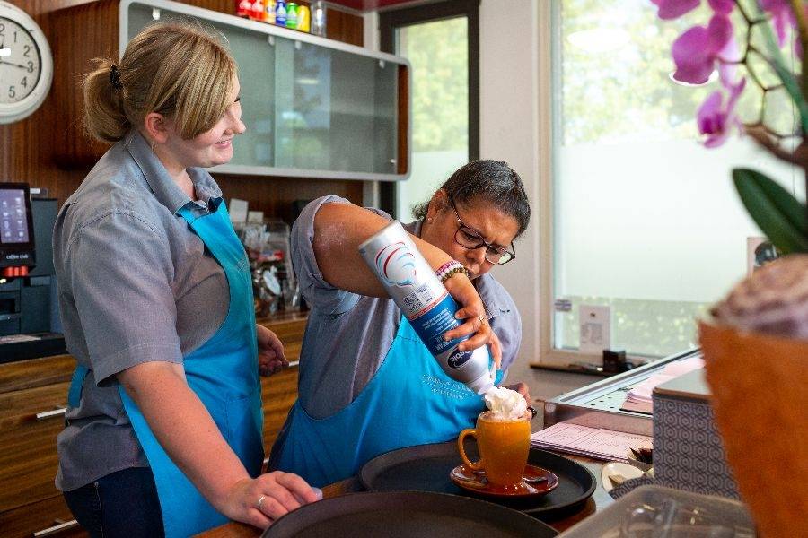 begeleider en client aan het werk bij dagbesteding de kombuis