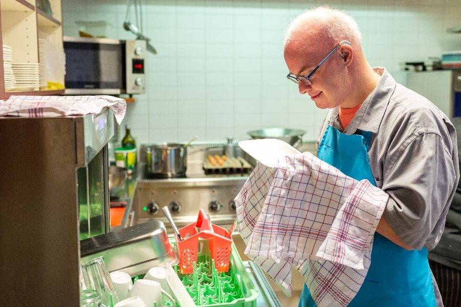 cliënt aan het werk bij dagbesteding de Kombuis