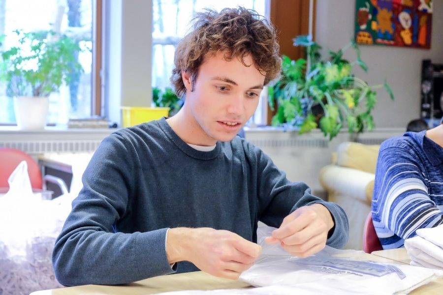 Papier sorteren bij dagbesteding De Papiermolen