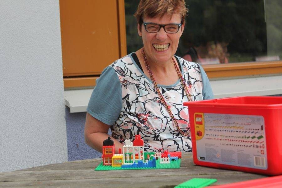 Met lego knutselen bij dagbesteding De Tempogroep