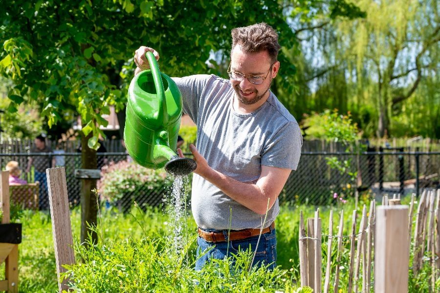 Plantjes water geven bij dierenpark De Driespan in Schiedam