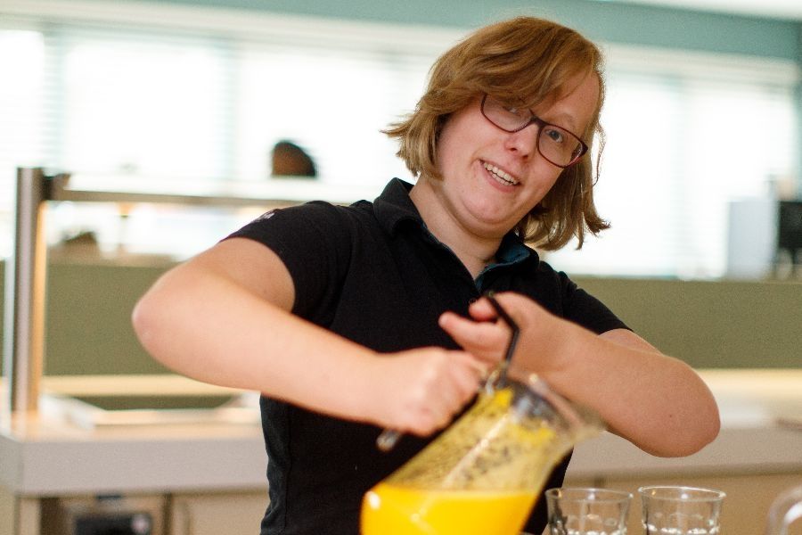 Sapjes inschenken bij Dagbesteding het Servicekantoor in Zoetermeer