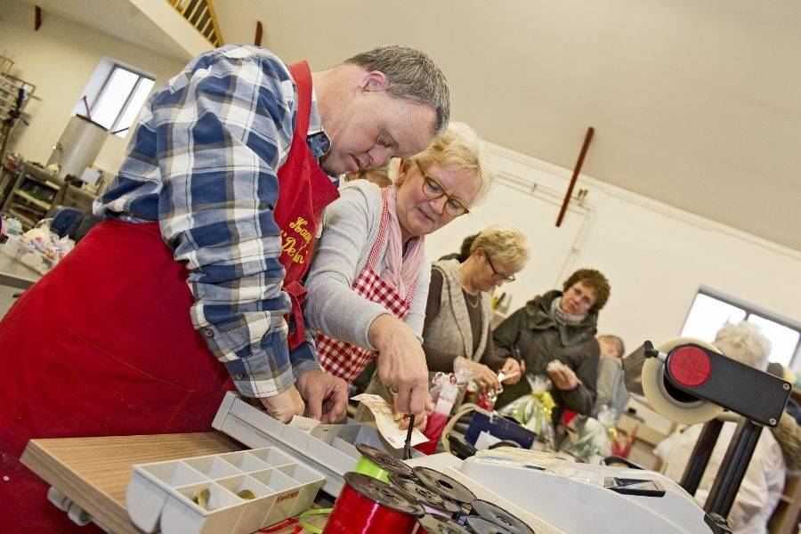 Kaarsen maken in de groep bij dagbesteding Kaarsenmakerij Parkpaviljoen